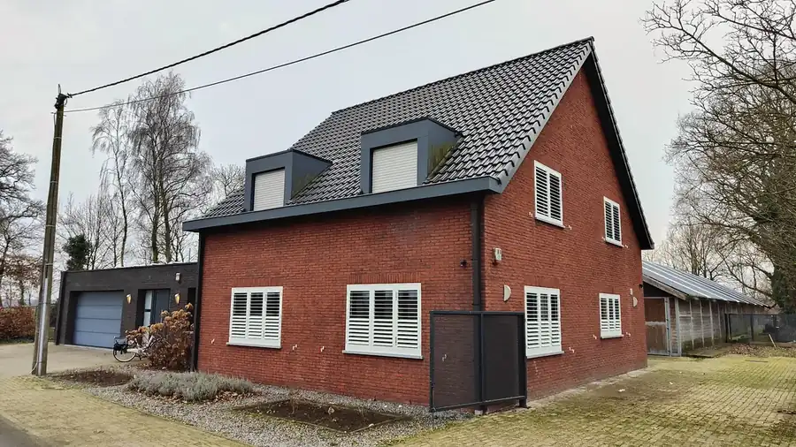 Weiße Außen-Shutters in Arendonk – Gesamtansicht des Hauses