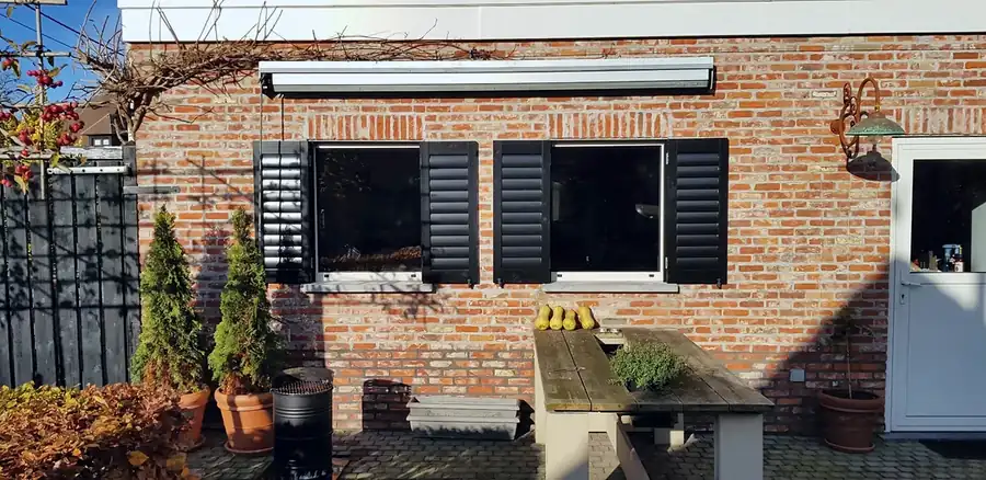 Schwarze Außenläden aus Aluminium in Arendonk – Terrassenfassade