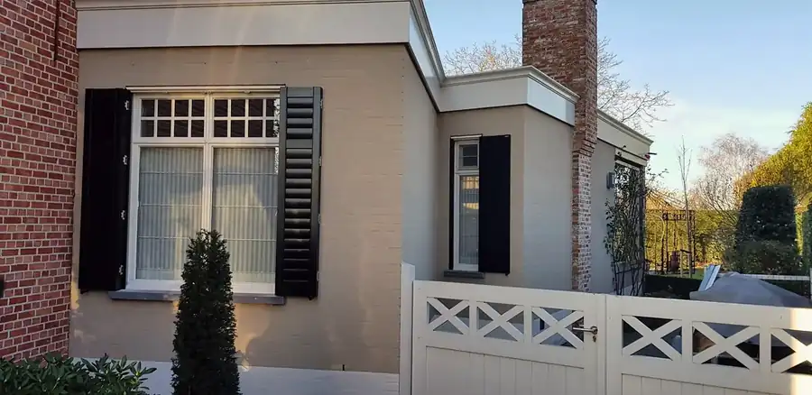 Shutters en Aluminium avec lamelles de 89 mm dans une ouverture de fenêtre — photo du projet 3