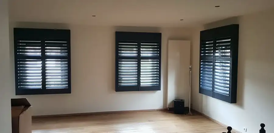 Schwarze Shutters an Drehkippfenstern in Arendonk
