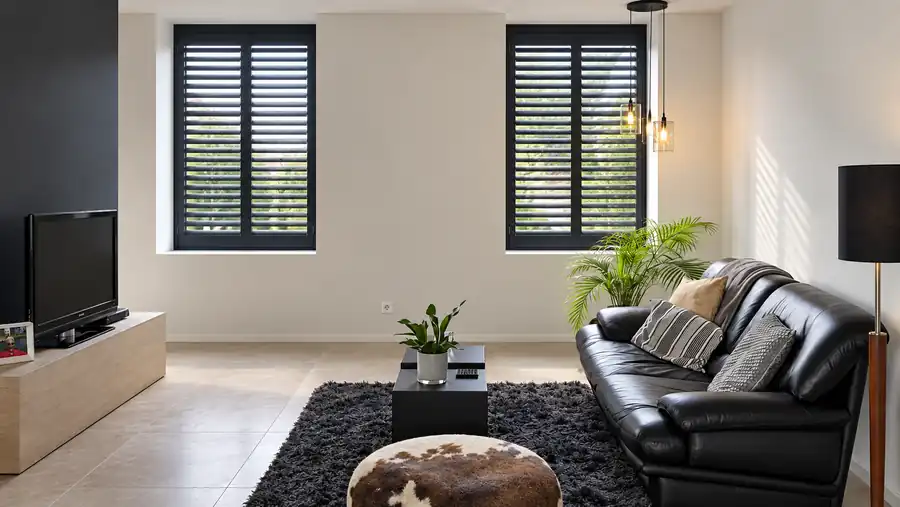 Schwarze Shutters in RAL 7021 in einem Wohnzimmer in Bilzen
