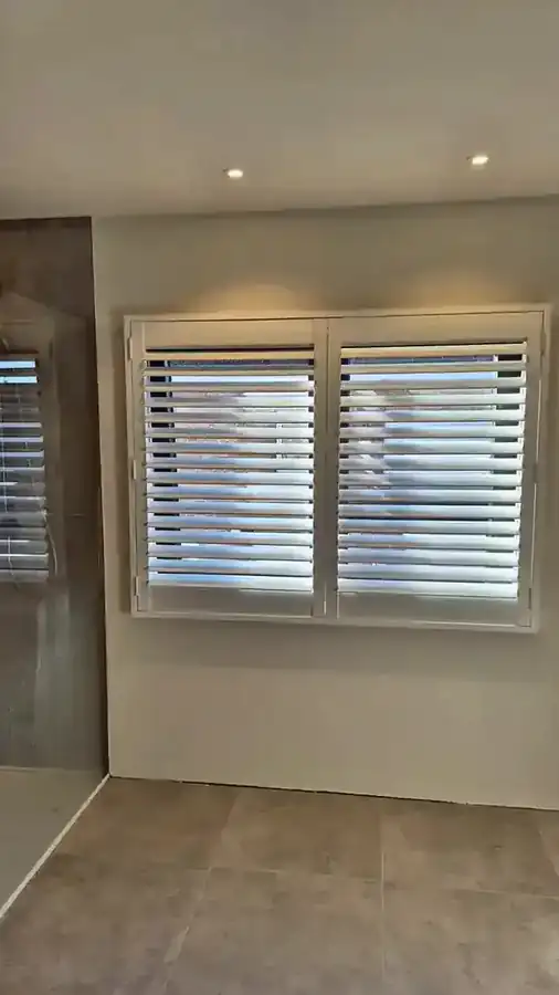 Weiße Shutters in einem Badezimmer in Brügge