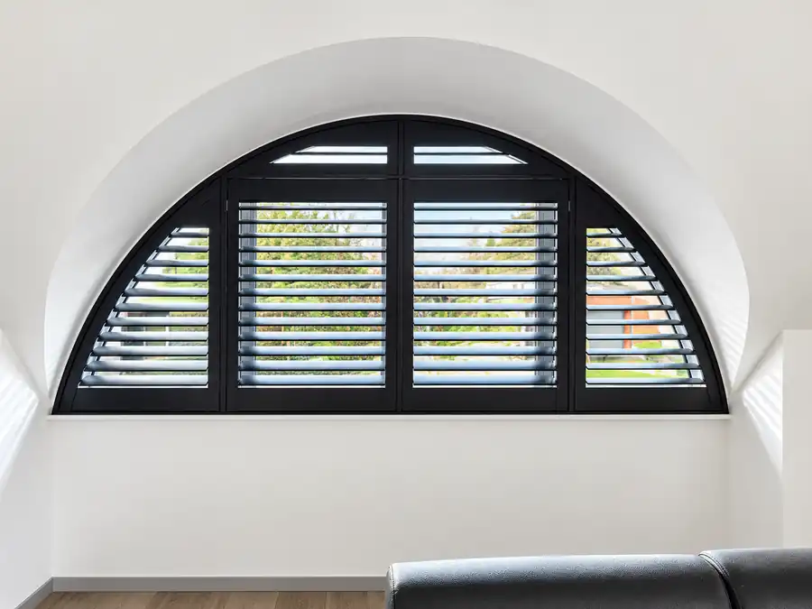 Schwarze Shutters für ein Bogenfenster in Essen