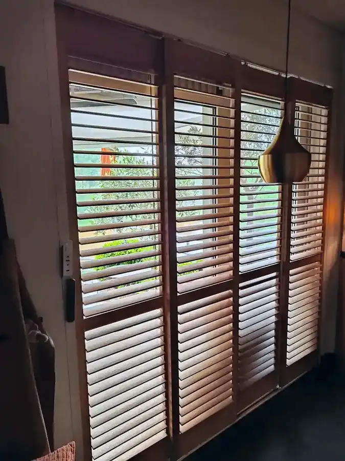 Warme Holz-Shutters für eine hohe Fensterfront in Kapelle-op-den-Bos