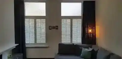 Witte shutters met vrij bovenlicht in Lommel