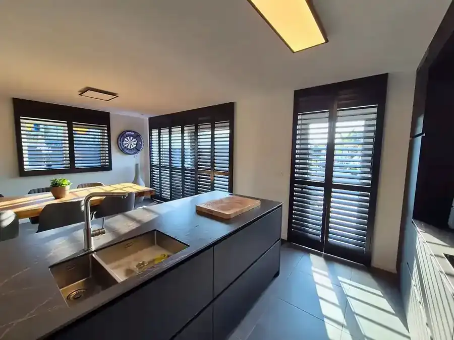 Schwarze Shutters in Küche und Essbereich in Tessenderlo