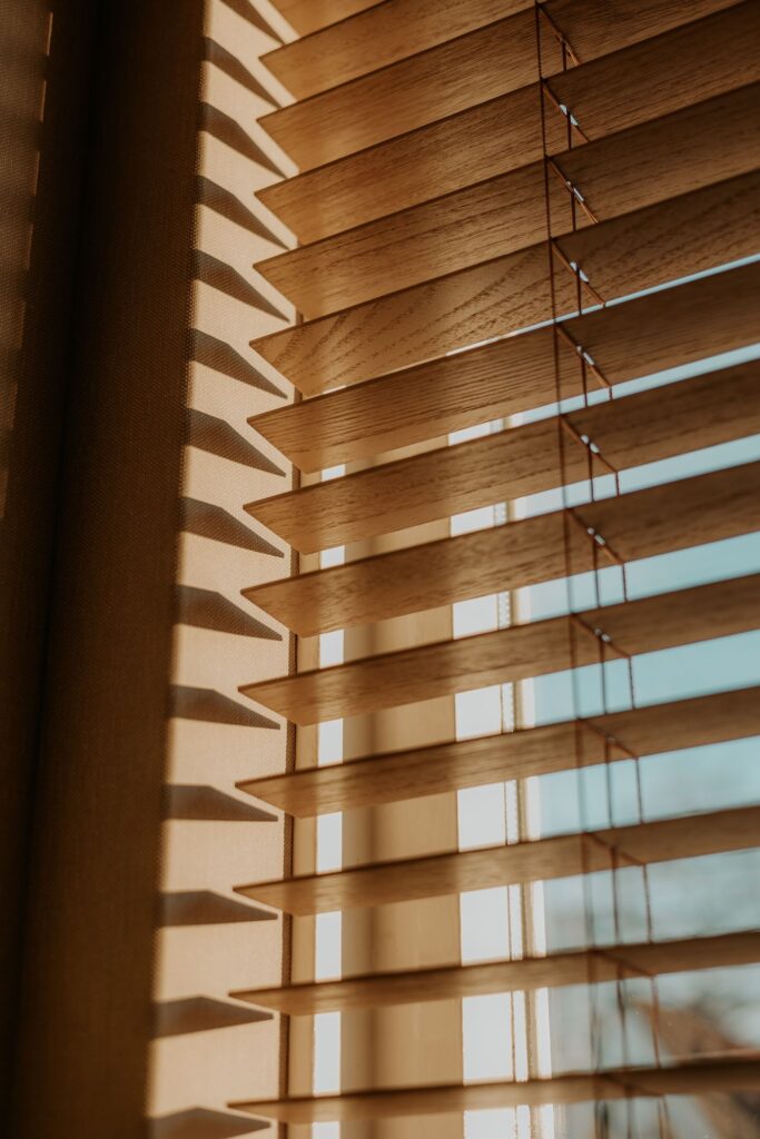 Detail van houten jaloezieën met warm daglicht